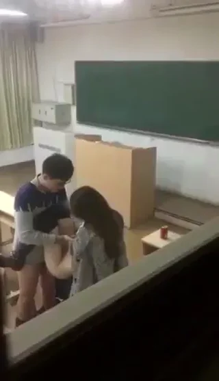 일반-학교에서 여친이랑 섹스하는 모습을 몰래 찍힘  한국야동 국산야동