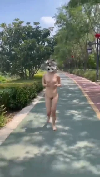 누드로 마스크만 쓰고 산책 길을 뛰는 여자  국산야동 한국야동