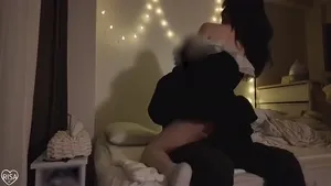 귀여운 방에서 함께 사는 십대 커플이 로맨틱한 섹스를 즐긴다  국산야동 한국야동