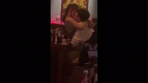 펍에서 대놓고 떡치는 커플  한국야동 국산야동