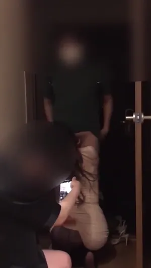 남친이 초대남 불러서 초대남 들어오자마자 바지 벗기고 좃을 빨아주는 여친  국산야동 한국야동