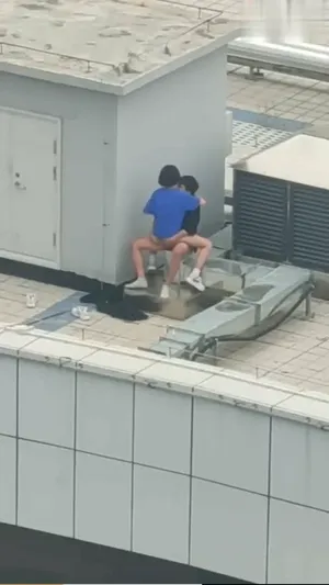 점심시간 여친 옥상으로 불러내서 숏타임  국산야동 한국야동