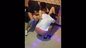 노래방에서 떼씹하면서 노는 동창생들  한국야동 국산야동