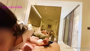 초대남과 1대1 휴대폰 촬영하는 초코와이프  한국야동 국산야동